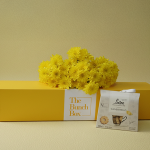 Yellow Bonita and Wafers combines the radiant energy of five Bonita yellow spray chrysanthemums with the buttery richness of 200g Loison Canestrello biscuits. Presented in a color-matched signature gift box, this set offers a professional and spirited gifting solution that blends fresh botanical beauty with the heritage of premium Italian confectionery. Perfect for sharing a moment of sunshine and refined taste.