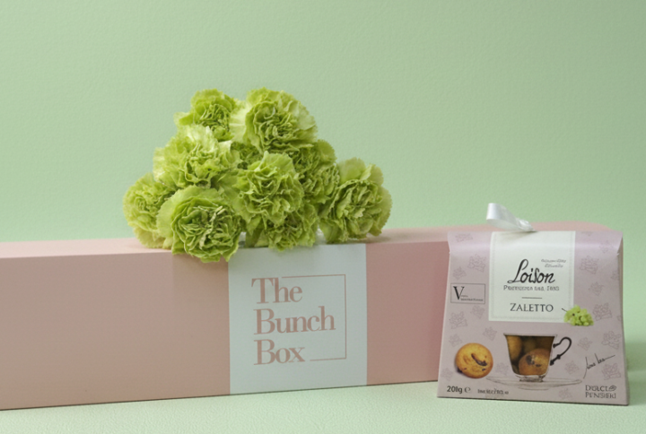 The Emerald Tea Ritual features ten vibrant jungle green carnations paired with heritage Loison Zaletto biscuits (200g). Housed in our signature gift box, this set offers a bold, modern twist on the classic tea break, combining long-lasting botanical beauty with the artisanal quality of premium Italian confectionery. Perfect for corporate gratitude or unique personal celebrations.