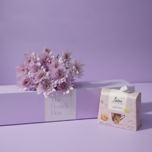 Petals and Pink Wafers brings together the soft beauty of five Euro Pink spray chrysanthemums and the artisanal quality of 200g Loison Zaletto biscuits. Presented in a color-coordinated signature gift box, this set is a charming and professional choice for those looking to share a moment of elegance and traditional Italian flavor.