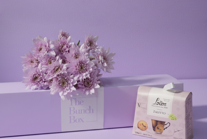 Petals and Pink Wafers brings together the soft beauty of five Euro Pink spray chrysanthemums and the artisanal quality of 200g Loison Zaletto biscuits. Presented in a color-coordinated signature gift box, this set is a charming and professional choice for those looking to share a moment of elegance and traditional Italian flavor.