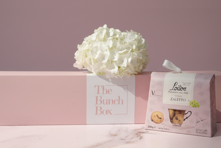 The Hydrangea Tea Break Bundle balances the elegance of a lush white hydrangea with the artisanal quality of 200g Loison Zaletto biscuits. Presented in our signature gift box, this set offers a refined way to send gratitude or celebrate a milestone with a touch of Italian heritage and fresh botanical beauty.