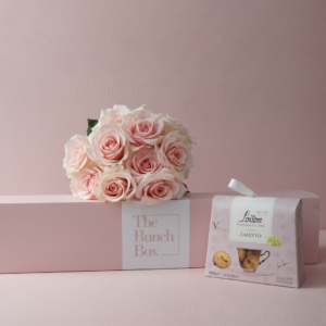 Harmony Blooms and Sweet Bites combines the gentle elegance of ten Harmony Peach roses with the artisanal quality of 200g Loison Zaletto biscuits. Presented in our signature long-form gift box, this set offers a refined and modern gifting solution that blends premium floristry with the heritage of traditional Italian pastry. It is a sophisticated choice for those looking to send a gesture of warmth and luxury.