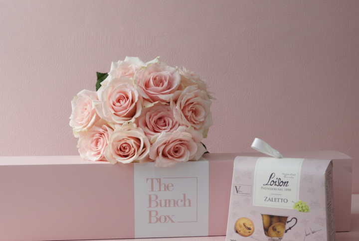Harmony Blooms and Sweet Bites combines the gentle elegance of ten Harmony Peach roses with the artisanal quality of 200g Loison Zaletto biscuits. Presented in our signature long-form gift box, this set offers a refined and modern gifting solution that blends premium floristry with the heritage of traditional Italian pastry. It is a sophisticated choice for those looking to send a gesture of warmth and luxury.