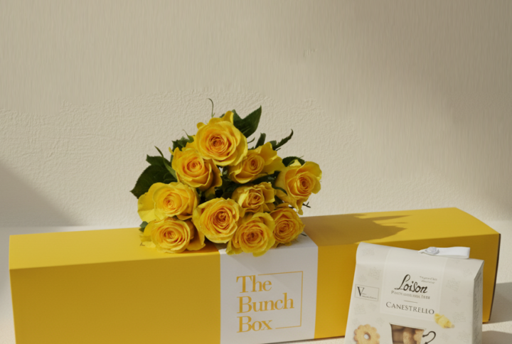 The Yellow Rose Tea Party Pack features ten radiant yellow roses paired with 200g of artisanal Loison Canestrello biscuits. Presented in a color-matched signature yellow gift box, this set offers a professional and spirited gifting solution that blends high-end floristry with the heritage of premium Italian confectionery. It is a sophisticated way to share a moment of joy and refined taste.