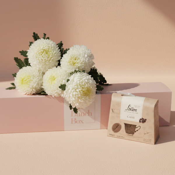 Cloud Petals & Coffee Creams combines the serene beauty of five Snowdown White chrysanthemums with the bold flavor of 200g Loison Caffe biscuits. Presented in our signature gift box, this set is a refined choice for coffee enthusiasts and professionals, offering a sophisticated blend of fresh floral elegance and heritage Italian confectionery.
