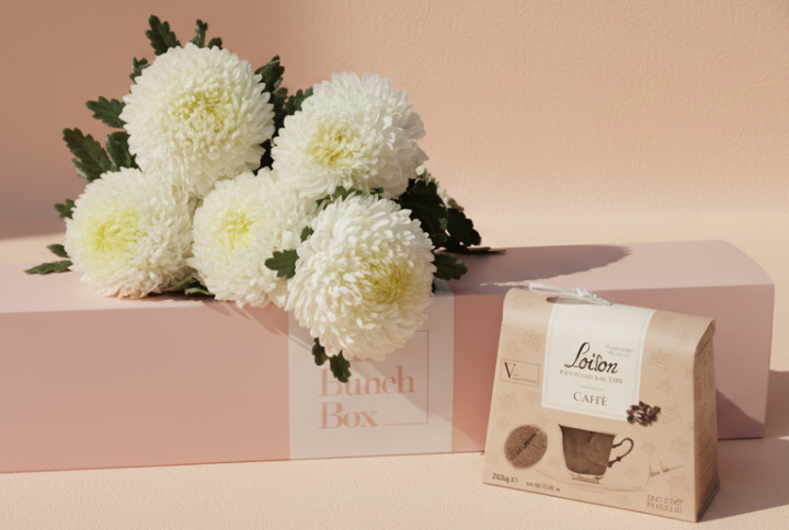 Cloud Petals & Coffee Creams combines the serene beauty of five Snowdown White chrysanthemums with the bold flavor of 200g Loison Caffe biscuits. Presented in our signature gift box, this set is a refined choice for coffee enthusiasts and professionals, offering a sophisticated blend of fresh floral elegance and heritage Italian confectionery.
