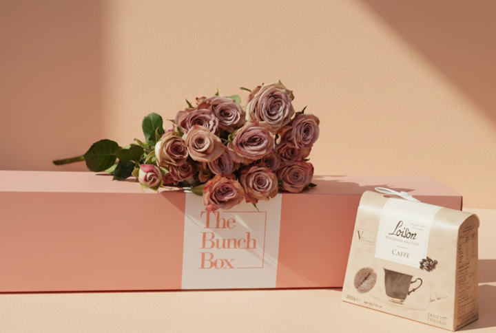 The Caffe Latte Rose Box features five stems of vintage-toned Cappuccino spray roses paired with 200g of artisanal Loison Caffe biscuits. Housed in our signature long-form gift box, this set offers a refined and modern gifting experience that blends unique botanical beauty with the rich, heritage flavors of traditional Italian coffee pastry. It is an ideal choice for corporate gratitude or a sophisticated personal gesture.