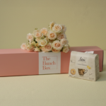 Salinero Softness and Sweets features five stems of romantic, peach-pink Salinero spray roses paired with 200g of buttery Loison Canestrello biscuits. Presented in our signature pink long-form gift box, this set offers a sophisticated and gentle gifting solution that blends delicate botanical beauty with the heritage of premium Italian confectionery. Perfect for moments that require a touch of softness and refined taste.